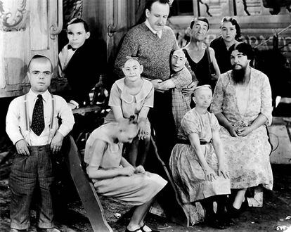 Tod Browning, en centro, en el rodaje de 'Freaks (La parada de los monstruos)'.