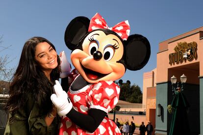 Vanessa Hudgens posa con Minnie Mouse durante una visita al parque temático Walt Disney World Resort en Lake Buena Vista (Florida), en 2011.