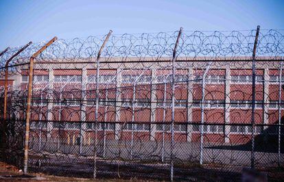 Alambrada que rodea la cárcel de Rikers Island en Nueva York.