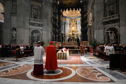 Interior de la basílica de San Pedro durante la capilla ardiente, este lunes.