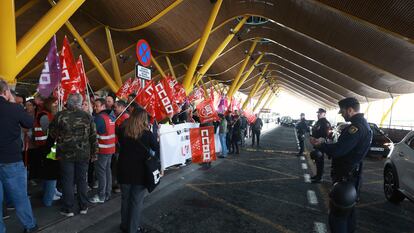 Protesta contra Aena de los trabajadores del área de 'handling' de Iberia, el pasado mes de octubre, en el aeropuerto de Barajas.