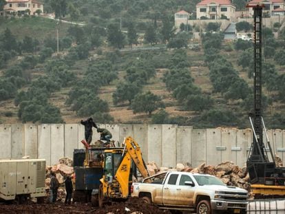 Zona de excavación en busca de túneles de Hezbolá en el muro de la frontera de Israel con Líbano, a las afueras de Metula.