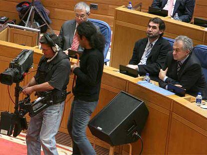 Personal de TVG maneja una cámara durante una retransmisión en el Parlamento el pasado año.