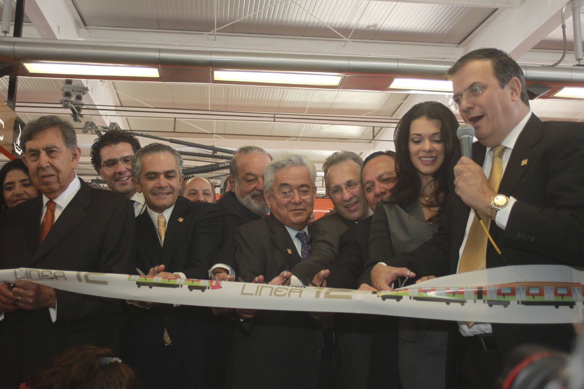 El corte del listón inaugural de la Línea 12 del Metro de Ciudad de México, en octubre de 2012.