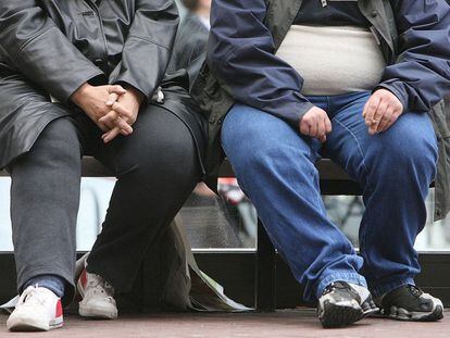 Dos personas obesas, una de ellas fumadora, en Manchester (Reino Unido).