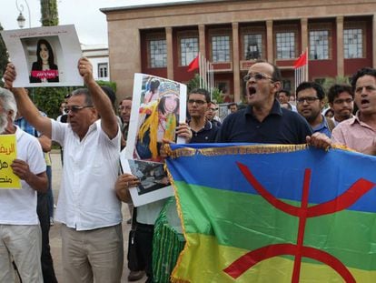 Manifestantes sujetan carteles con fotos de activistas encarcelados y la bandera Amazigh durante una protesta en Rabat celebrada el pasado jueves 20 de julio en solidaridad con los presos de Alhucemas.