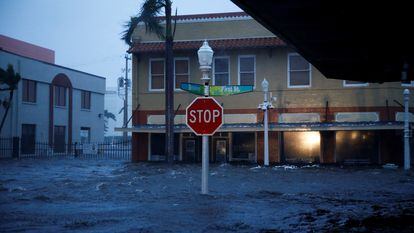 Una calle inundada en el centro de Fort Myers, en la costa oeste de Florida, donde tocó tierra el huracán 'Ian' este miércoles.