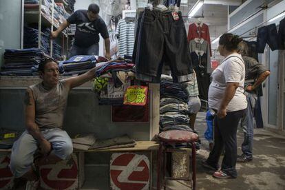 Puestos de venta de ropa en el mercado La Salada.