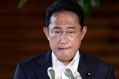 El actual primer ministro japonés, Fumio Kishida, calificó el ataque de "acto de barbarie" en un momento en que el país afronta unas elecciones, y afirmó visiblemente emocionado que "nunca se podrá perdonar", en una primera comparecencia ante los medios cuando Abe se encontraba aún  hospitalizado.