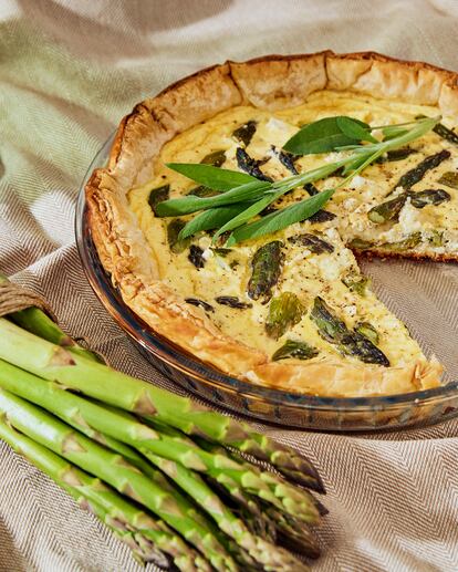 Reportaje sobre cenas de primavera. Tarta salada de espárragos verdes y queso feta