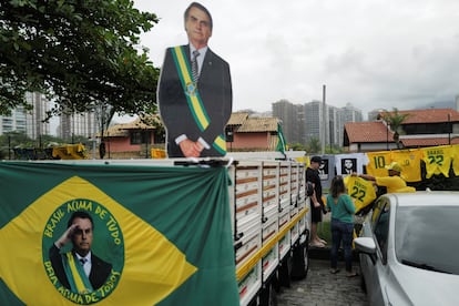 Vendedores de camisetas y todo tipo de artículos promocionales se instalaron cerca de los centros de votación con la imagen del presidente Bolsonaro. 