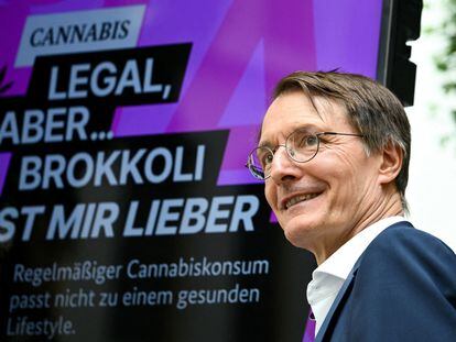 El ministro de Sanidad de Alemania, el socialdemócrata Karl Lauterbach, este miércoles ante un cartel que dice: "Cannabis legal..., pero yo prefiero el brócoli. El consumo habitual de cannabis no encaja con un estilo de vida saludable".
