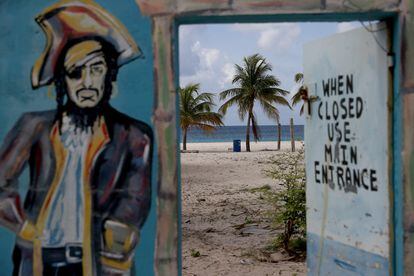 El dibujo de un pirata adorna una pared junto a una playa en Bridgetown, Barbados.