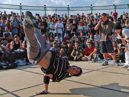 Un joven baila hip hop en el festival Hot Point de Granada. 