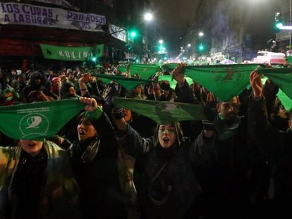 Activistas sostienen el símbolo del movimiento por el derecho al aborto, el pañuelo verde.