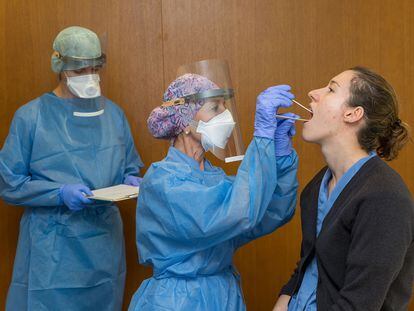 Sanitarios realizando un test a una empleada de la Universidad de Navarra.