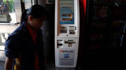 Un cajero que permite la compra de bitcoins, en Nueva York.