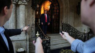 Trump habla con los medios a la salida de la mansión de Mar-a-Lago el pasado diciembre.