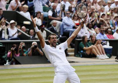 El tenista croata Marin Cilic celebra su victoria ante Sam Querrey en la semifinal del torneo de Wimbledon.