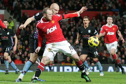 Rooney controla un balón durante el partido ante el Aston Villa.