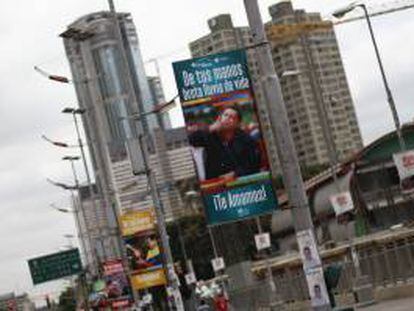 Vista de un cartel de apoyo al presidente venezolano, Hugo Chávez, en el centro de Caracas este sábado 9 de febrero de 2013.