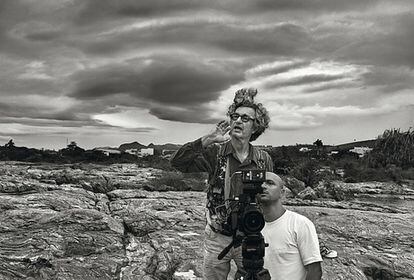 El cineasta Wim Wenders (izquierda), durante el rodaje del documental La sal de la tierra, sobre la obra del fotógrafo Sebastião Salgado.