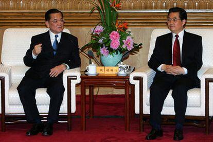 El líder del Kuomintang, Lien Chan (izquierda), y el presidente chino, Hu Jintao, ayer en Pekín.