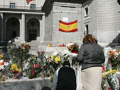 Flores en el pedestal vacío de la estatua de Francisco Franco