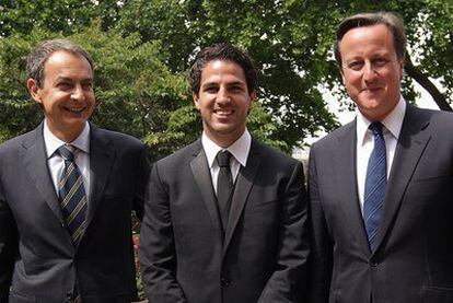 El presidente Rodríguez Zapatero, el futbolista Cesc Fàbregas y el primer ministro Cameron.