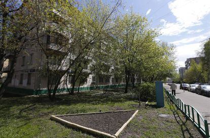 Un hombre camina delante de un bloque de edificios que se incluyen dentro del nuevo plan urbanístico de Moscú.