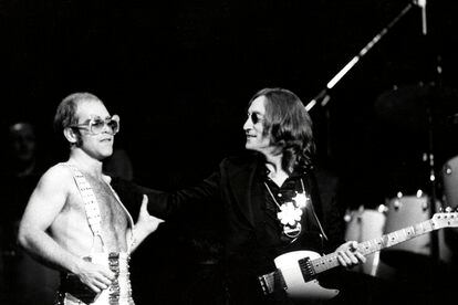UNITED STATES - NOVEMBER 28:  MADISON SQUARE GARDEN  Photo of Elton JOHN and John LENNON, with Elton John performing live onstage - Lennon's last live appearance  (Photo by Steve Morley/Redferns)