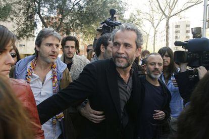 El actor Guillermo Toledo, recibido por compañeros de profesión el pasado 30 de marzo a la salida de los juzgados.