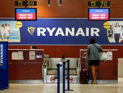 Una turista en el mostrador de Ryanair en el aeropuerto de El Prat el 25 de julio.