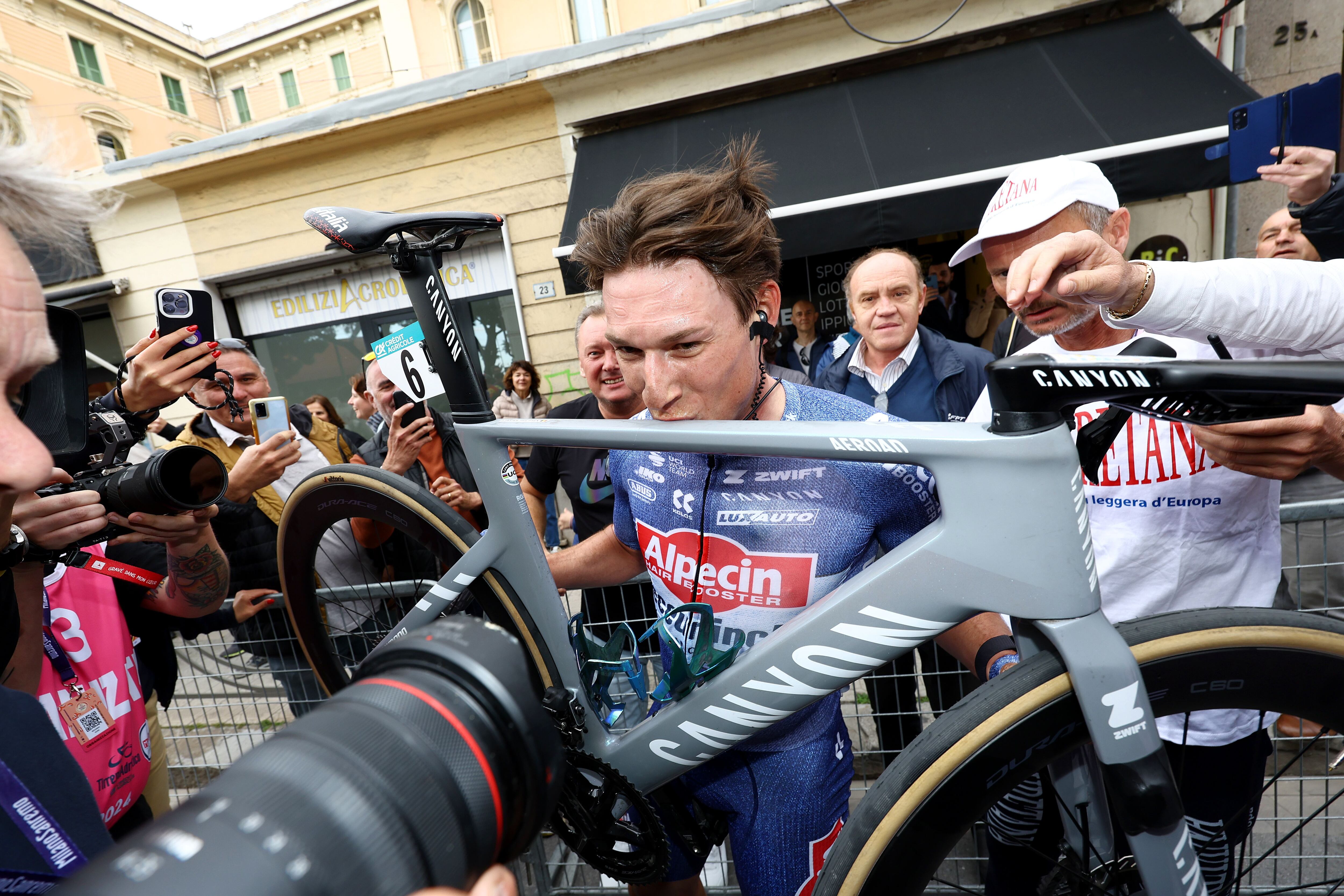 Jasper Philipsen levanta su bicicleta tras ganar la Milán San Remo.