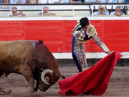 Leo Valadez torea al natural al toro Cotorrito.