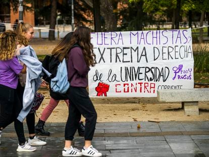 Un cartel de rechazo a los gritos machistas del colegio mayor Elías Ahuja, en la Ciudad Universitaria de Madrid el lunes.