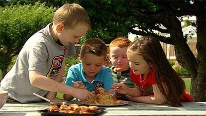 Varios niños comparten comida (programa 'Grubs Up')