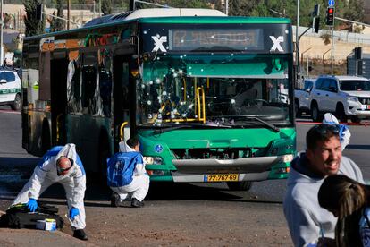 Expertos forenses analizan este miércoles el lugar de una de las explosiones en Jerusalén.