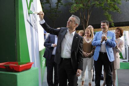 El lehendakari Iñigo Urkullu participa en el mitin de inicio de la campaña electoral para el 26-J, en Vitoria.