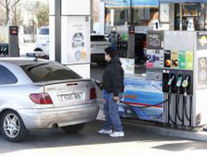Un usuario repostando en una gasolinera en Madrid.