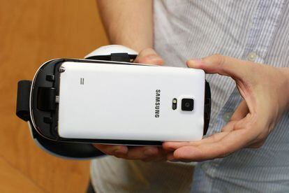 El smartphone Samsung Galaxy Note 4 actúa como pantalla, por lo que tenemos que acomplarlo a las Gear VR