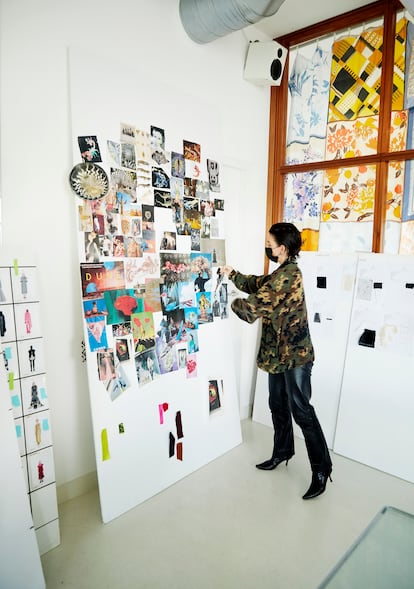 Serre trabaja en el muro de inspiración para sus diseños.