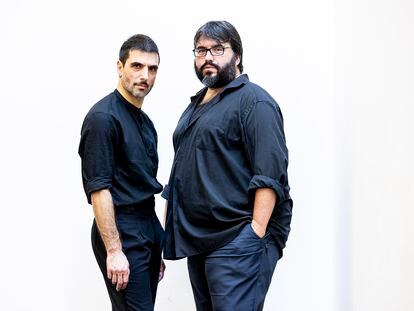 Valeriano Paños (izquierda) y Rafael Estévez en la sala de ensayo de los teatros del Canal, en Madrid, el 30 de noviembre.
