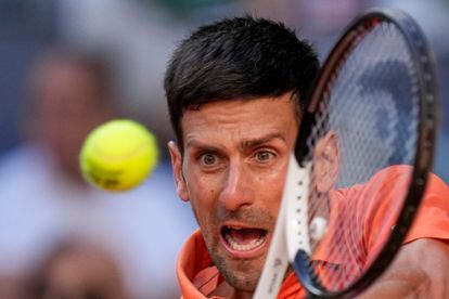 Djokovic devuelve una bola a Alcaraz durante la semifinal del Mutua Madrid Open.