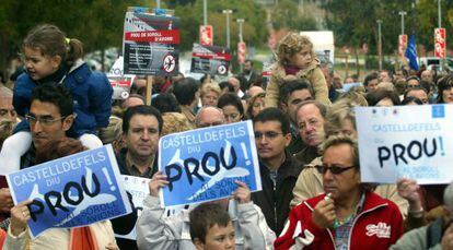 Protesta en Castelldefels contra la tercera pista de El Prat, en 2005.