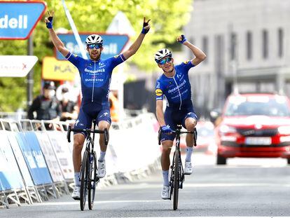 Honoré, a la izquierda, y su compañero Cerny cruzan la meta de Ondarroa. Itzulia