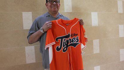 El mexicano Fernando Valenzuela, exlanzado, muestra la camiseta de los Tigres de Quintana Roo 