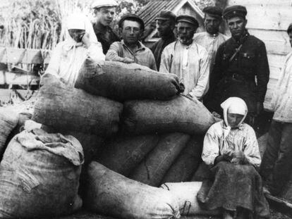 Sacos de grano confiscados a una familia 'kulak', alrededor de 1930. 
