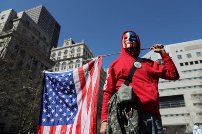 Un partidario de Trump se manifiesta ante el tribunal penal de Manhattan (Nueva York), donde Trump sería juzgado, este martes.