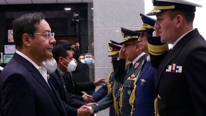 Luis Arce saluda a los oficiales elegidos para ocupar la cúpula militar, este lunes en La Paz.
